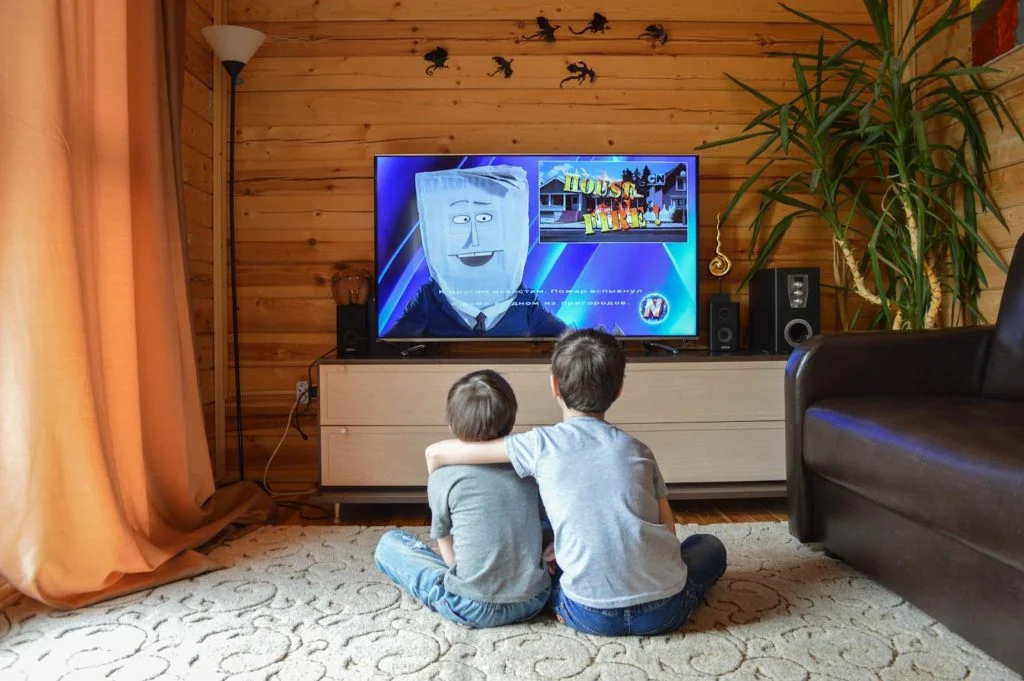 crianças vendo tv e aprendendo inglês