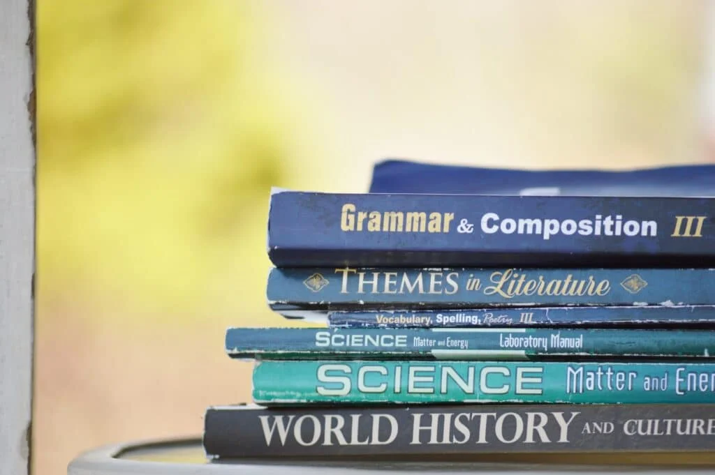 Uma pilha de livros escritos na língua inglesa.

Qual é a maior dificuldade em aprender inglês?