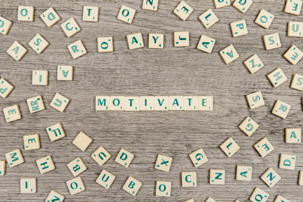 Palavras de Scrabble formando a palavra 'MOTIVATE', uma ótima forma de usar games para aprender inglês.