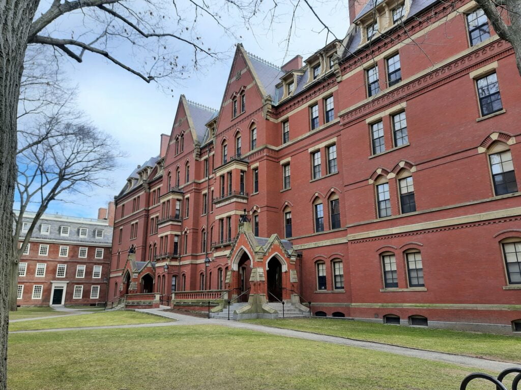 Foto da universidade de Harvard.