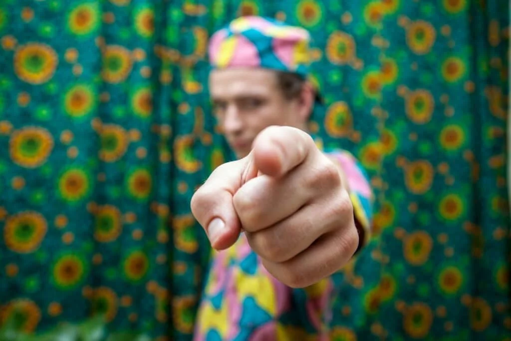Foto de uma pessoa apontando o dedo.