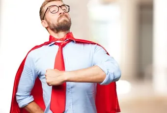 Um professor nativo de inglês usando uma capa de super-herói (como a do Superman).