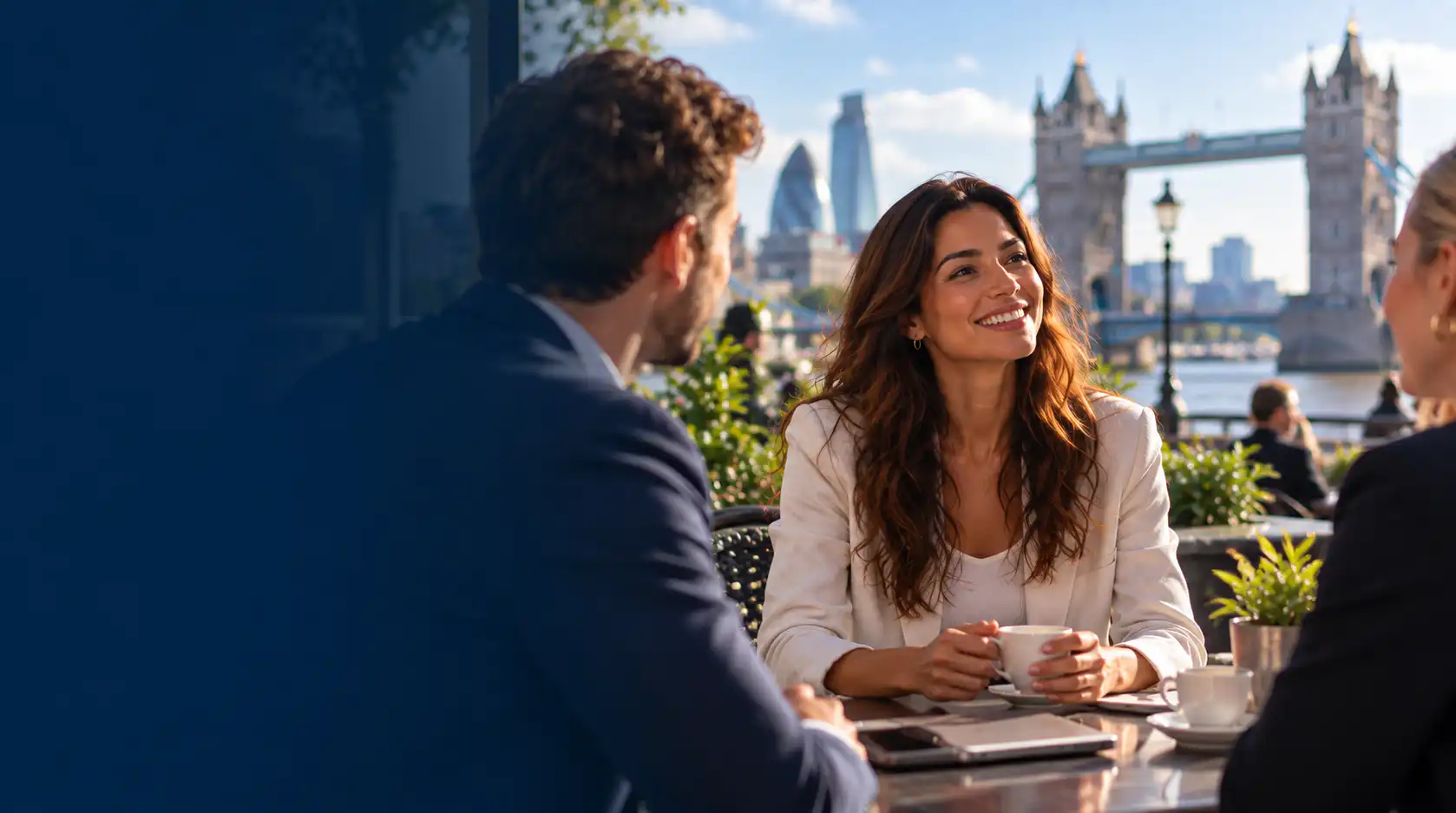 Profissional conversando com confiança e naturalidade em inglês